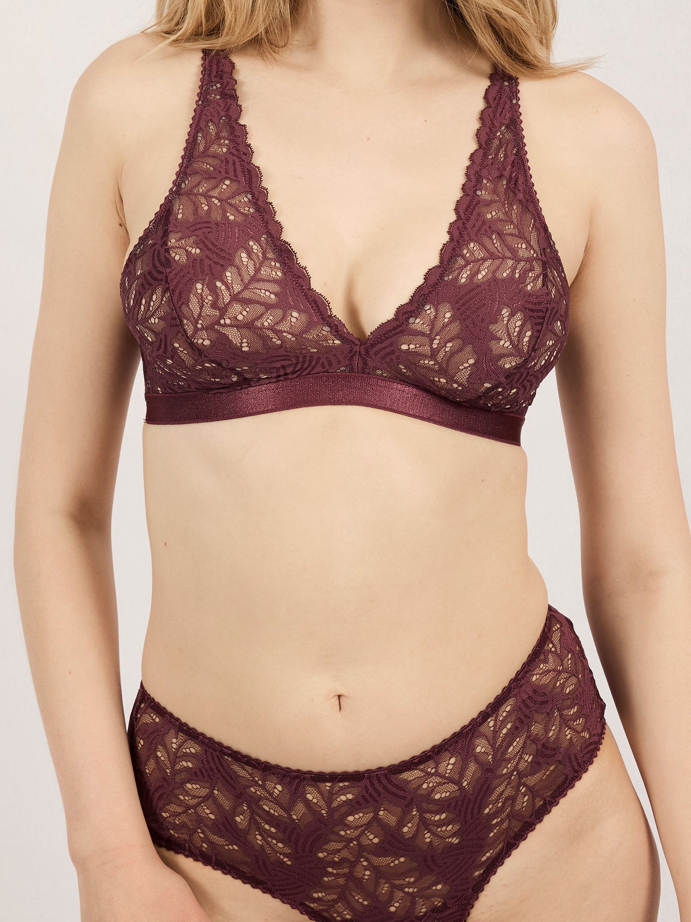 Underprotection high apex bra in burgundy made in recycled polyamide